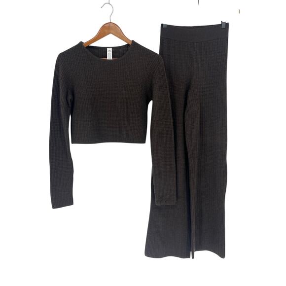 ALO SET Cashmere Plush Waffle Long Sleeve & High-Waist Plush Waffle Pant - Picture 2 of 16